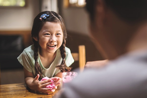 포토 JPG 주간 여자 남자 딸 어린이 40대 중년 재료 놀이 탁자 집안 실내 웃음 사람 앉기 상반신 두명 일상 앞모습 뒷모습 아웃포커스 마주보기 한국인 가족라이프 아빠 즐거움 만들기 마주앉기 인천 부녀 슬라임 국내포토 자연요소 라이프스타일 감정 뷰포인트 가구 가족 모션 한국 촬영기법 표정 동양인 성인 내부 라이프 장난감 파일형식