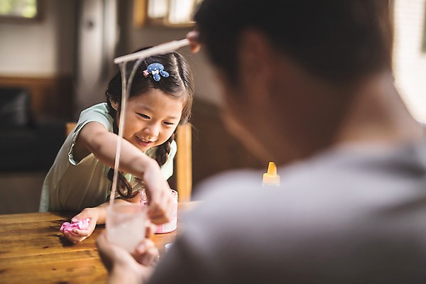 포토 JPG 주간 응시 여자 남자 딸 어린이 40대 중년 놀이 탁자 집안 실내 미소 사람 앉기 상반신 두명 일상 앞모습 뒷모습 아웃포커스 한국인 잡기 가족라이프 아빠 당기기 즐거움 신기함 만들기 마주앉기 인천 부녀 슬라임 국내포토 자연요소 라이프스타일 시선 감정 뷰포인트 가구 컨셉 가족 모션 한국 촬영기법 표정 동양인 성인 내부 라이프 장난감 파일형식