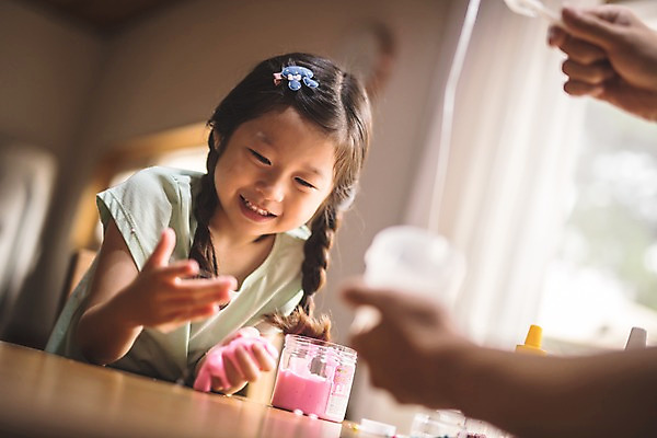 포토 JPG 주간 응시 여자 남자 딸 어린이 40대 중년 재료 놀이 탁자 집안 실내 미소 사람 앉기 상반신 두명 일상 앞모습 한국인 가족라이프 아빠 즐거움 신기함 만들기 인천 부녀 슬라임 국내포토 자연요소 라이프스타일 시선 감정 뷰포인트 가구 컨셉 가족 모션 한국 표정 동양인 성인 내부 라이프 장난감 파일형식