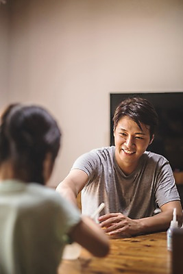 포토 JPG 주간 여자 남자 딸 어린이 40대 중년 재료 가족 놀이 탁자 집안 실내 미소 사람 앉기 상반신 두명 일상 앞모습 뒷모습 아웃포커스 한국인 가족라이프 아빠 즐거움 신기함 만들기 마주앉기 인천 부녀 슬라임 국내포토 자연요소 라이프스타일 감정 뷰포인트 가구 컨셉 관계 모션 한국 촬영기법 표정 동양인 성인 내부 라이프 장난감 파일형식