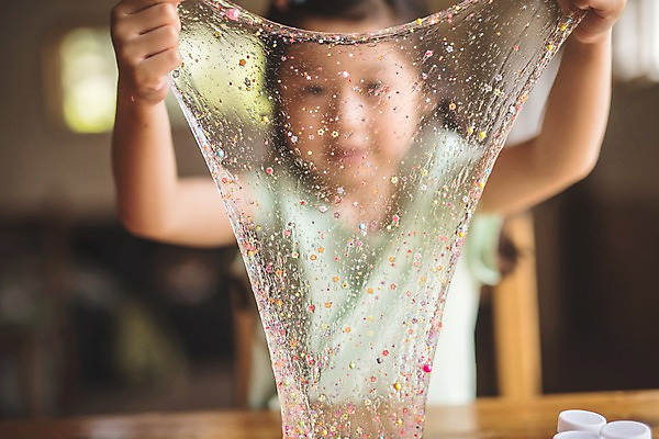 포토 JPG 주간 여자 어린이 놀이 탁자 집안 실내 한명 사람 앉기 상반신 일상 앞모습 한국인 당기기 즐거움 신기함 만들기 인천 소녀한명만 슬라임 국내포토 자연요소 1 감정 뷰포인트 가구 컨셉 모션 한국 동양인 내부 라이프 장난감 여자한명만 소녀만 파일형식