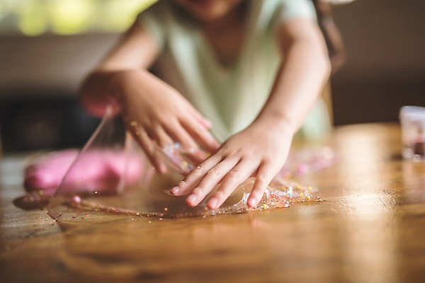포토 JPG 주간 여자 어린이 놀이 탁자 집안 실내 한명 사람 앉기 근접촬영 상반신 일상 앞모습 신체부위 한국인 양손 즐거움 신기함 만들기 인천 소녀한명만 슬라임 국내포토 자연요소 1 손 감정 뷰포인트 가구 컨셉 모션 한국 동양인 내부 라이프 장난감 여자한명만 소녀만 파일형식
