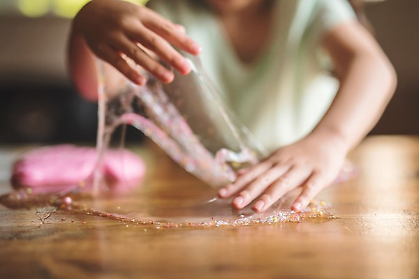 포토 JPG 주간 여자 어린이 탁자 집안 실내 한명 사람 근접촬영 상반신 일상 앞모습 신체부위 한국인 양손 당기기 즐거움 신기함 만들기 인천 소녀한명만 슬라임 국내포토 자연요소 1 손 감정 뷰포인트 가구 컨셉 모션 한국 동양인 내부 라이프 장난감 여자한명만 소녀만 파일형식