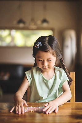 포토 JPG 주간 응시 여자 어린이 놀이 탁자 집안 실내 한명 사람 앉기 상반신 일상 앞모습 한국인 집중 즐거움 만들기 인천 소녀한명만 슬라임 국내포토 자연요소 1 시선 감정 뷰포인트 가구 컨셉 모션 한국 동양인 내부 라이프 장난감 여자한명만 소녀만 파일형식