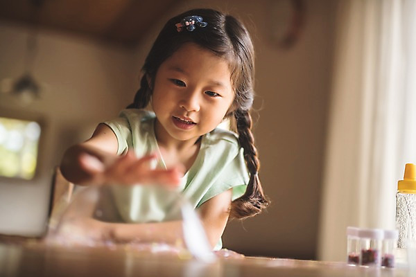 포토 JPG 주간 손 응시 여자 어린이 놀이 탁자 집안 실내 한명 미소 사람 상반신 일상 앞모습 신체부위 한국인 즐거움 신기함 만들기 인천 소녀한명만 슬라임 국내포토 자연요소 1 시선 감정 뷰포인트 가구 컨셉 모션 한국 표정 동양인 내부 라이프 장난감 여자한명만 소녀만 파일형식