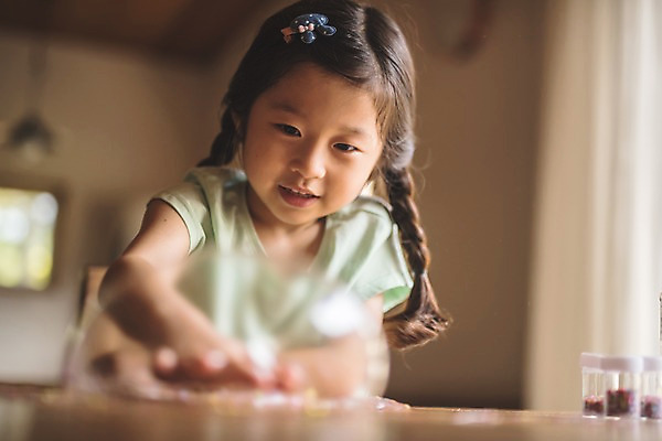 포토 JPG 주간 손 응시 여자 어린이 놀이 집안 실내 한명 미소 사람 상반신 일상 앞모습 한국인 집중 즐거움 신기함 만들기 인천 소녀한명만 슬라임 국내포토 자연요소 1 시선 감정 뷰포인트 컨셉 모션 한국 표정 동양인 내부 라이프 신체부위 장난감 여자한명만 소녀만 파일형식