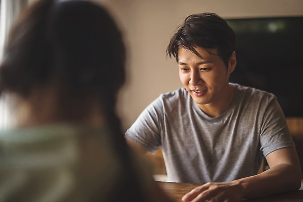 포토 JPG 주간 응시 여자 남자 딸 어린이 40대 중년 가족 놀이 탁자 집안 실내 미소 사람 앉기 상반신 두명 일상 앞모습 뒷모습 아웃포커스 한국인 가족라이프 아빠 즐거움 만들기 마주앉기 인천 부녀 슬라임 국내포토 자연요소 라이프스타일 시선 감정 뷰포인트 가구 관계 모션 한국 촬영기법 표정 동양인 성인 내부 라이프 장난감 파일형식