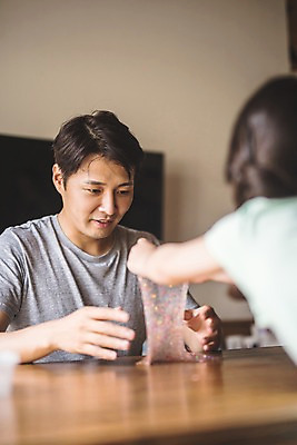 포토 JPG 주간 응시 여자 남자 딸 어린이 40대 중년 가족 놀이 탁자 집안 실내 사람 앉기 상반신 두명 일상 앞모습 뒷모습 아웃포커스 한국인 가족라이프 아빠 당기기 집중 즐거움 신기함 만들기 마주앉기 인천 부녀 슬라임 국내포토 자연요소 라이프스타일 시선 감정 뷰포인트 가구 컨셉 관계 모션 한국 촬영기법 동양인 성인 내부 라이프 장난감 파일형식