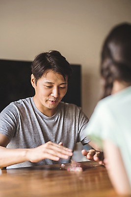 포토 JPG 주간 응시 여자 남자 딸 어린이 40대 중년 가족 놀이 탁자 집안 실내 미소 사람 앉기 상반신 두명 일상 앞모습 뒷모습 아웃포커스 한국인 가족라이프 아빠 즐거움 신기함 만들기 마주앉기 인천 부녀 슬라임 국내포토 자연요소 라이프스타일 시선 감정 뷰포인트 가구 컨셉 관계 모션 한국 촬영기법 표정 동양인 성인 내부 라이프 장난감 파일형식
