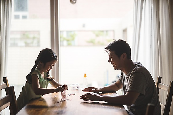 포토 JPG 주간 응시 여자 남자 딸 어린이 40대 중년 가족 탁자 집안 실내 미소 사람 앉기 상반신 두명 일상 옆모습 한국인 가족라이프 커튼 아빠 당기기 창가 즐거움 신기함 만들기 마주앉기 인천 부녀 슬라임 국내포토 자연요소 라이프스타일 시선 감정 뷰포인트 가구 컨셉 창문 관계 모션 한국 표정 동양인 성인 내부 라이프 장난감 파일형식