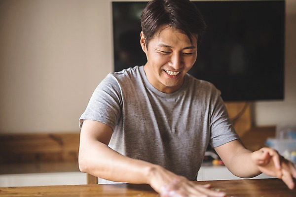 포토 JPG 주간 남자 40대 중년 탁자 집안 실내 한명 웃음 사람 앉기 상반신 일상 앞모습 한국인 즐거움 신기함 만들기 인천 중년남자한명만 슬라임 국내포토 자연요소 1 감정 뷰포인트 가구 컨셉 모션 한국 표정 동양인 성인 내부 라이프 장난감 남자한명만 중년남자만 파일형식