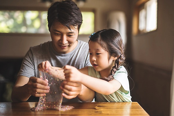 포토 JPG 주간 여자 남자 딸 어린이 40대 중년 가족 놀이 탁자 집안 실내 미소 사람 앉기 상반신 두명 일상 앞모습 한국인 잡기 가족라이프 아빠 당기기 즐거움 신기함 만들기 인천 부녀 슬라임 국내포토 자연요소 라이프스타일 감정 뷰포인트 가구 컨셉 관계 모션 한국 표정 동양인 성인 내부 라이프 장난감 파일형식