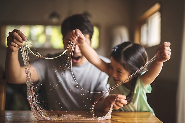 포토 JPG 주간 여자 남자 딸 어린이 40대 중년 가족 놀이 탁자 집안 실내 사람 상반신 두명 일상 앞모습 기쁨 한국인 잡기 가족라이프 아빠 당기기 즐거움 신기함 만들기 인천 부녀 슬라임 국내포토 자연요소 라이프스타일 감정 뷰포인트 가구 컨셉 관계 모션 한국 동양인 성인 내부 라이프 장난감 파일형식