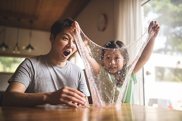 포토 JPG 주간 여자 남자 딸 어린이 40대 중년 가족 놀이 탁자 집안 실내 사람 앉기 상반신 두명 일상 앞모습 놀람 한국인 가족라이프 아빠 즐거움 신기함 만들기 인천 부녀 슬라임 국내포토 자연요소 라이프스타일 감정 뷰포인트 가구 컨셉 관계 모션 한국 표정 동양인 성인 내부 라이프 장난감 파일형식