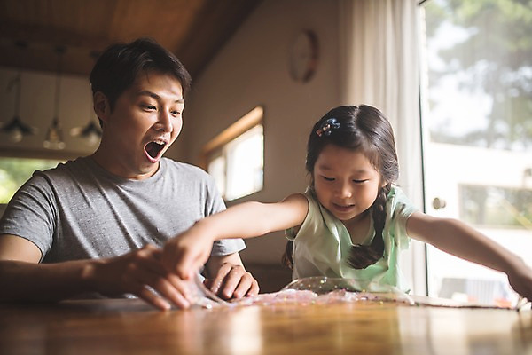 포토 JPG 주간 여자 남자 딸 어린이 40대 중년 가족 놀이 탁자 집안 실내 사람 상반신 두명 일상 앞모습 놀람 한국인 가족라이프 아빠 즐거움 신기함 만들기 인천 부녀 슬라임 국내포토 자연요소 라이프스타일 감정 뷰포인트 가구 컨셉 관계 모션 한국 표정 동양인 성인 내부 라이프 장난감 파일형식