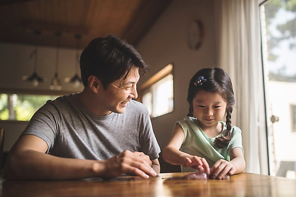 포토 JPG 주간 응시 여자 남자 딸 어린이 40대 중년 가족 놀이 집안 실내 미소 사람 상반신 두명 일상 앞모습 한국인 가족라이프 아빠 집중 즐거움 만들기 인천 부녀 슬라임 국내포토 자연요소 라이프스타일 시선 감정 뷰포인트 컨셉 관계 모션 한국 표정 동양인 성인 내부 라이프 장난감 파일형식