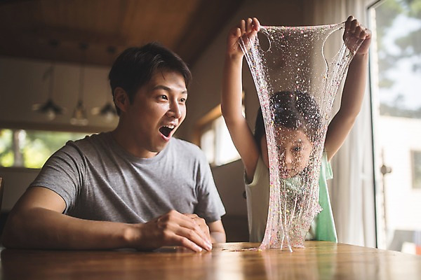 포토 JPG 주간 여자 남자 딸 어린이 40대 중년 가족 놀이 탁자 집안 실내 사람 상반신 두명 일상 앞모습 놀람 한국인 가족라이프 아빠 집중 즐거움 신기함 만들기 인천 부녀 슬라임 국내포토 자연요소 라이프스타일 감정 뷰포인트 가구 컨셉 관계 모션 한국 표정 동양인 성인 내부 라이프 장난감 파일형식