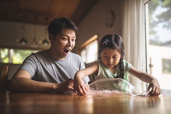 포토 JPG 주간 여자 남자 딸 어린이 40대 중년 가족 놀이 탁자 집안 실내 사람 상반신 두명 일상 앞모습 놀람 한국인 가족라이프 아빠 즐거움 호기심 만들기 인천 부녀 슬라임 국내포토 자연요소 라이프스타일 감정 뷰포인트 가구 컨셉 관계 모션 한국 표정 동양인 성인 내부 라이프 장난감 파일형식