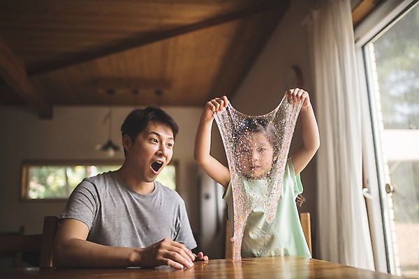 포토 JPG 여자 남자 딸 어린이 40대 중년 가족 놀이 탁자 집안 실내 사람 앉기 상반신 두명 일상 앞모습 놀람 한국인 가족라이프 아빠 즐거움 호기심 신기함 만들기 인천 부녀 슬라임 국내포토 라이프스타일 감정 뷰포인트 가구 컨셉 관계 모션 한국 표정 동양인 성인 내부 라이프 장난감 파일형식