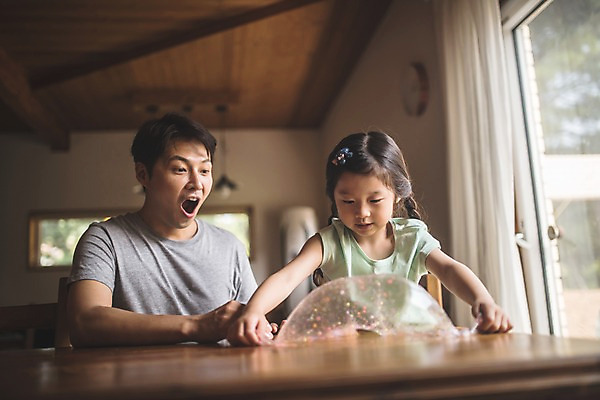 포토 JPG 응시 여자 남자 딸 어린이 40대 중년 가족 놀이 집안 실내 사람 상반신 두명 일상 앞모습 놀람 기쁨 한국인 가족라이프 아빠 즐거움 호기심 만들기 인천 부녀 슬라임 국내포토 라이프스타일 시선 감정 뷰포인트 컨셉 관계 모션 한국 표정 동양인 성인 내부 라이프 장난감 파일형식