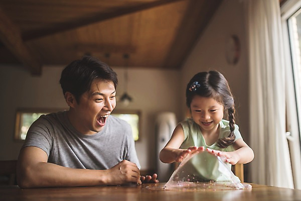 포토 JPG 응시 여자 남자 딸 어린이 40대 중년 가족 놀이 집안 실내 사람 앉기 상반신 두명 일상 앞모습 놀람 기쁨 한국인 가족라이프 아빠 즐거움 신기함 만들기 인천 부녀 슬라임 국내포토 라이프스타일 시선 감정 뷰포인트 컨셉 관계 모션 한국 표정 동양인 성인 내부 라이프 장난감 파일형식