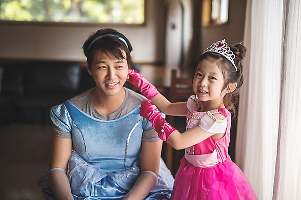 포토 JPG 응시 드레스 여자 남자 딸 어린이 분홍색 40대 중년 가족 놀이 집안 왕관 실내 서기 미소 사람 앉기 상반신 두명 일상 앞모습 옆모습 파란색 귀걸이 한국인 머리띠 가족라이프 아빠 즐거움 치장 소꿉놀이 인천 공주놀이 꾸미기 부녀 국내포토 라이프스타일 시선 옷 감정 뷰포인트 컬러 장신구 관계 모션 한국 표정 동양인 성인 내부 라이프 파일형식