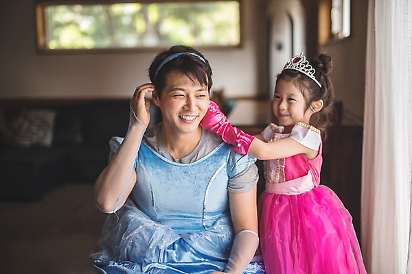 포토 JPG 응시 드레스 여자 남자 딸 어린이 분홍색 40대 중년 장갑 가족 놀이 집안 왕관 실내 서기 미소 사람 앉기 상반신 두명 일상 앞모습 옆모습 파란색 한국인 머리띠 가족라이프 아빠 즐거움 치장 소꿉놀이 인천 공주놀이 꾸미기 부녀 국내포토 라이프스타일 시선 잡화 옷 감정 뷰포인트 컬러 장신구 관계 모션 한국 표정 동양인 성인 내부 라이프 파일형식