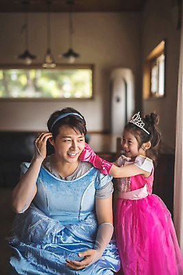 포토 JPG 드레스 여자 남자 딸 어린이 분홍색 40대 중년 가족 놀이 집안 왕관 실내 미소 웃음 사람 상반신 두명 일상 앞모습 옆모습 파란색 귀걸이 한국인 머리띠 가족라이프 아빠 즐거움 치장 소꿉놀이 인천 공주놀이 꾸미기 부녀 국내포토 라이프스타일 옷 감정 뷰포인트 컬러 장신구 관계 한국 표정 동양인 성인 내부 라이프 파일형식