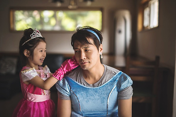 포토 JPG 응시 드레스 여자 남자 딸 어린이 분홍색 40대 중년 가족 놀이 집안 왕관 실내 서기 미소 사람 앉기 상반신 두명 일상 앞모습 옆모습 파란색 귀걸이 한국인 머리띠 가족라이프 아빠 즐거움 치장 소꿉놀이 인천 공주놀이 꾸미기 부녀 국내포토 라이프스타일 시선 옷 감정 뷰포인트 컬러 장신구 관계 모션 한국 표정 동양인 성인 내부 라이프 파일형식