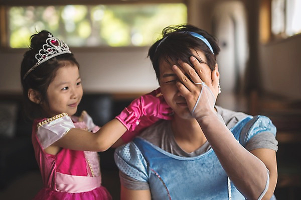 포토 JPG 응시 드레스 여자 남자 딸 어린이 분홍색 40대 중년 가족 놀이 집안 왕관 실내 미소 사람 상반신 두명 일상 앞모습 옆모습 파란색 귀걸이 한국인 가족라이프 아빠 수줍음 즐거움 치장 소꿉놀이 인천 얼굴가리기 곤란 공주놀이 꾸미기 부녀 국내포토 라이프스타일 시선 옷 감정 뷰포인트 컬러 장신구 관계 한국 표정 동양인 성인 내부 라이프 가림 파일형식