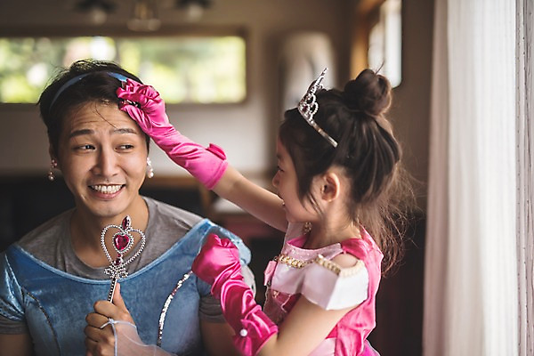 포토 JPG 드레스 여자 남자 딸 어린이 분홍색 40대 중년 장갑 가족 놀이 집안 왕관 실내 서기 들기 사람 앉기 상반신 두명 일상 앞모습 옆모습 한국인 가족라이프 아빠 머리핀 즐거움 꽂음 소꿉놀이 요술봉 인천 공주놀이 부녀 국내포토 라이프스타일 잡화 옷 감정 뷰포인트 컬러 장신구 관계 모션 한국 동양인 성인 내부 라이프 파일형식