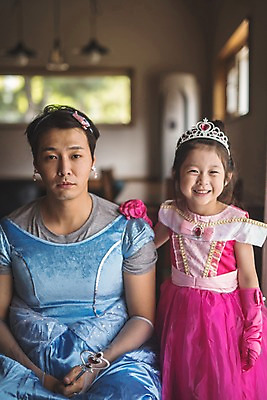 포토 JPG 응시 드레스 여자 남자 딸 어린이 분홍색 40대 중년 가족 놀이 집안 왕관 실내 무표정 서기 미소 웃음 들기 사람 앉기 상반신 두명 일상 앞모습 파란색 귀걸이 한국인 가족라이프 아빠 즐거움 소꿉놀이 요술봉 인천 공주놀이 어깨에손 부녀 국내포토 라이프스타일 시선 옷 감정 뷰포인트 컬러 장신구 관계 모션 한국 표정 동양인 성인 내부 라이프 파일형식