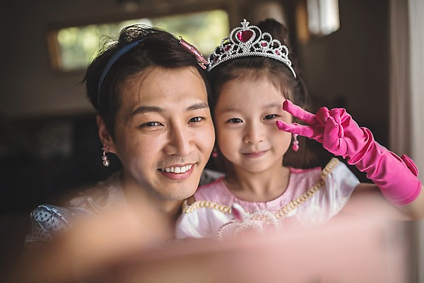 포토 JPG 응시 드레스 여자 남자 딸 어린이 40대 중년 장갑 가족 놀이 집안 왕관 기념 실내 미소 사람 상반신 두명 일상 앞모습 귀걸이 한국인 가족라이프 아빠 셀프카메라 브이 소꿉놀이 인천 공주놀이 부녀 국내포토 라이프스타일 시선 잡화 옷 뷰포인트 장신구 관계 한국 표정 동양인 손짓 성인 내부 라이프 사진촬영 파일형식