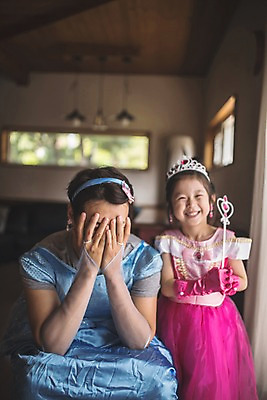 포토 JPG 응시 드레스 여자 남자 딸 어린이 분홍색 40대 중년 가족 놀이 집안 왕관 실내 서기 미소 들기 사람 앉기 상반신 두명 일상 앞모습 귀걸이 한국인 머리띠 가족라이프 아빠 수줍음 흉내 즐거움 치장 소꿉놀이 요술봉 인천 얼굴가리기 공주놀이 부녀 국내포토 라이프스타일 시선 옷 감정 뷰포인트 컬러 장신구 관계 모션 한국 표정 동양인 성인 내부 라이프 가림 파일형식