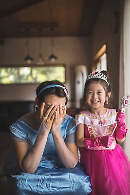 포토 JPG 응시 드레스 여자 남자 딸 어린이 분홍색 40대 중년 가족 놀이 집안 왕관 실내 서기 미소 들기 사람 앉기 상반신 두명 일상 앞모습 파란색 귀걸이 한국인 가족라이프 아빠 수줍음 즐거움 소꿉놀이 요술봉 인천 얼굴가리기 공주놀이 부녀 국내포토 라이프스타일 시선 옷 감정 뷰포인트 컬러 장신구 관계 모션 한국 표정 동양인 성인 내부 라이프 가림 파일형식