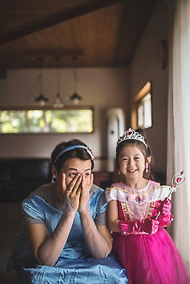 포토 JPG 드레스 여자 남자 딸 어린이 분홍색 40대 중년 장갑 가족 집안 왕관 실내 서기 미소 사람 앉기 상반신 두명 일상 앞모습 파란색 귀걸이 한국인 가족라이프 아빠 수줍음 흉내 즐거움 치장 소꿉놀이 요술봉 인천 공주놀이 부녀 국내포토 라이프스타일 잡화 옷 감정 뷰포인트 컬러 장신구 관계 모션 놀이 한국 표정 동양인 성인 내부 라이프 파일형식