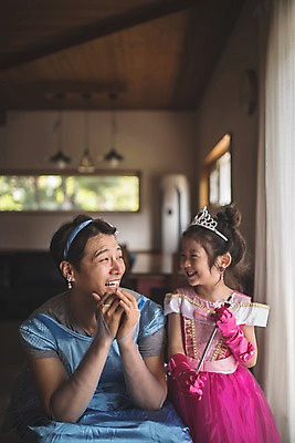 포토 JPG 응시 드레스 여자 남자 딸 어린이 분홍색 40대 중년 가족 놀이 집안 왕관 실내 서기 미소 웃음 사람 앉기 상반신 두명 일상 앞모습 파란색 마주보기 귀걸이 한국인 가족라이프 아빠 즐거움 치장 소꿉놀이 요술봉 인천 공주놀이 부녀 국내포토 라이프스타일 시선 옷 감정 뷰포인트 컬러 장신구 관계 모션 한국 표정 동양인 성인 내부 라이프 파일형식