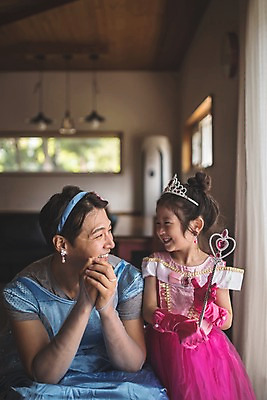 포토 JPG 드레스 여자 남자 딸 어린이 40대 중년 가족 놀이 집안 왕관 실내 서기 미소 사람 앉기 상반신 두명 일상 앞모습 마주보기 귀걸이 한국인 가족라이프 아빠 즐거움 소꿉놀이 요술봉 인천 공주놀이 부녀 국내포토 라이프스타일 옷 감정 뷰포인트 장신구 관계 모션 한국 표정 동양인 성인 내부 라이프 파일형식