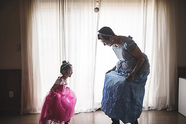 포토 JPG 응시 드레스 여자 남자 딸 어린이 분홍색 40대 중년 포즈 거실 가족 놀이 집안 왕관 실내 미소 들기 사람 상반신 두명 일상 옆모습 파란색 치마 마주보기 한국인 인사 잡기 가족라이프 커튼 아빠 흉내 즐거움 소꿉놀이 인천 공주놀이 부녀 국내포토 라이프스타일 시선 옷 감정 뷰포인트 컬러 관계 모션 하의 한국 표정 동양인 성인 내부 라이프 예절 파일형식