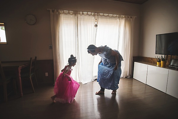 포토 JPG 전신 드레스 여자 남자 딸 어린이 40대 중년 거실 가족 놀이 집안 실내 미소 들기 사람 두명 일상 옆모습 치마 마주보기 한국인 인사 잡기 가족라이프 아빠 흉내 즐거움 소꿉놀이 인천 공주놀이 부녀 국내포토 라이프스타일 옷 감정 뷰포인트 관계 모션 하의 한국 표정 동양인 성인 내부 라이프 예절 파일형식