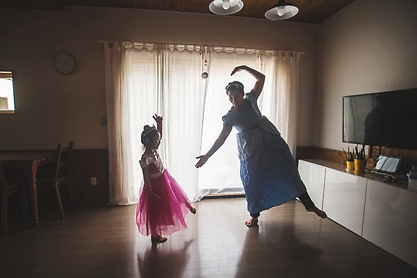 포토 JPG 전신 응시 드레스 여자 남자 딸 어린이 분홍색 40대 중년 포즈 거실 가족 놀이 집안 실내 서기 미소 사람 두명 일상 앞모습 옆모습 파란색 한국인 춤 가족라이프 커튼 아빠 즐거움 소꿉놀이 인천 공주놀이 부녀 국내포토 라이프스타일 시선 옷 감정 뷰포인트 컬러 관계 모션 문화예술 한국 표정 동양인 성인 내부 라이프 파일형식