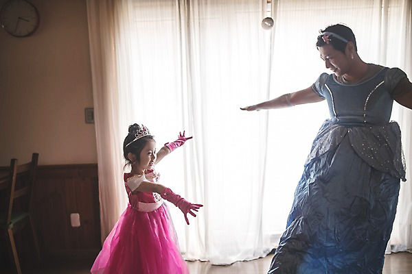 포토 JPG 응시 드레스 여자 남자 딸 어린이 분홍색 40대 중년 장갑 가족 놀이 팔벌리기 집안 왕관 실내 서기 미소 사람 상반신 두명 일상 옆모습 파란색 마주보기 한국인 가족라이프 아빠 흉내 즐거움 치장 소꿉놀이 인천 공주놀이 부녀 국내포토 라이프스타일 시선 잡화 옷 감정 뷰포인트 컬러 관계 모션 한국 표정 동양인 성인 내부 라이프 파일형식