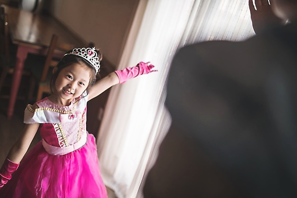 포토 JPG 응시 드레스 여자 남자 어린이 분홍색 장갑 놀이 팔벌리기 집안 왕관 실내 미소 사람 상반신 성인 두명 일상 옆모습 뒷모습 가족라이프 커튼 즐거움 소꿉놀이 인천 공주놀이 국내포토 라이프스타일 시선 잡화 옷 감정 뷰포인트 컬러 가족 모션 한국 표정 내부 라이프 파일형식