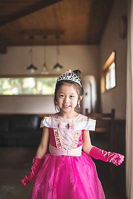 포토 JPG 응시 드레스 여자 딸 어린이 분홍색 장갑 놀이 집안 왕관 실내 한명 서기 미소 사람 상반신 일상 앞모습 귀걸이 한국인 흉내 즐거움 치장 소꿉놀이 인천 공주놀이 소녀한명만 국내포토 1 시선 잡화 옷 감정 뷰포인트 컬러 장신구 가족 모션 한국 표정 동양인 내부 라이프 여자한명만 소녀만 파일형식