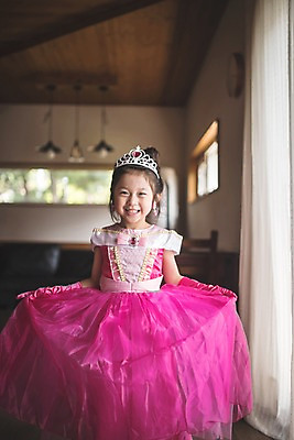 포토 JPG 응시 드레스 여자 딸 어린이 분홍색 놀이 집안 왕관 실내 한명 미소 들기 사람 상반신 일상 앞모습 치마 귀걸이 한국인 잡기 즐거움 소꿉놀이 인천 공주놀이 소녀한명만 국내포토 1 시선 옷 감정 뷰포인트 컬러 장신구 가족 모션 하의 한국 표정 동양인 내부 라이프 여자한명만 소녀만 파일형식