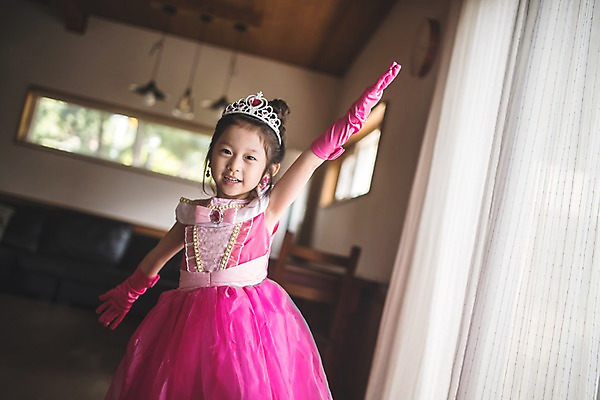 포토 JPG 응시 드레스 여자 딸 어린이 분홍색 놀이 팔벌리기 집안 왕관 실내 한명 서기 미소 사람 상반신 일상 앞모습 귀걸이 한국인 커튼 흉내 즐거움 치장 소꿉놀이 인천 공주놀이 소녀한명만 국내포토 1 시선 옷 감정 뷰포인트 컬러 장신구 가족 모션 한국 표정 동양인 내부 라이프 여자한명만 소녀만 파일형식