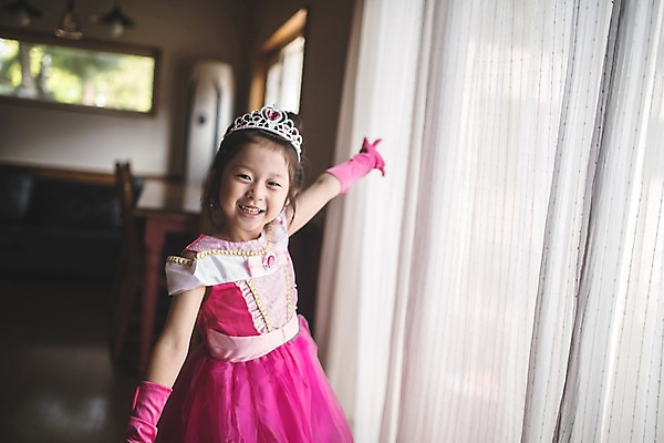 포토 JPG 응시 드레스 여자 딸 어린이 분홍색 장갑 놀이 집안 왕관 실내 한명 미소 사람 상반신 일상 앞모습 한국인 가리킴 커튼 즐거움 소꿉놀이 인천 공주놀이 소녀한명만 국내포토 1 시선 잡화 옷 감정 뷰포인트 컬러 가족 한국 표정 동양인 손짓 내부 라이프 여자한명만 소녀만 파일형식