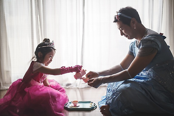 포토 JPG 전신 응시 드레스 여자 남자 딸 어린이 40대 중년 가족 놀이 주전자 집안 왕관 실내 미소 사람 앉기 두명 일상 옆모습 한국인 가족라이프 아빠 붓기 찻잔 흉내 즐거움 치장 마주앉기 소꿉놀이 인천 공주놀이 차마시기 부녀 국내포토 라이프스타일 시선 옷 감정 뷰포인트 관계 모션 주방용품 잔 한국 표정 동양인 성인 내부 라이프 마시기 파일형식