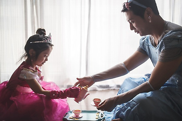 포토 JPG 전신 응시 드레스 여자 남자 딸 어린이 분홍색 40대 중년 가족 놀이 주전자 집안 왕관 실내 미소 사람 앉기 두명 일상 옆모습 파란색 한국인 가족라이프 아빠 붓기 찻잔 흉내 즐거움 마주앉기 소꿉놀이 인천 공주놀이 신중 차마시기 부녀 국내포토 라이프스타일 시선 옷 감정 뷰포인트 컬러 컨셉 관계 모션 주방용품 잔 한국 표정 동양인 성인 내부 라이프 마시기 파일형식