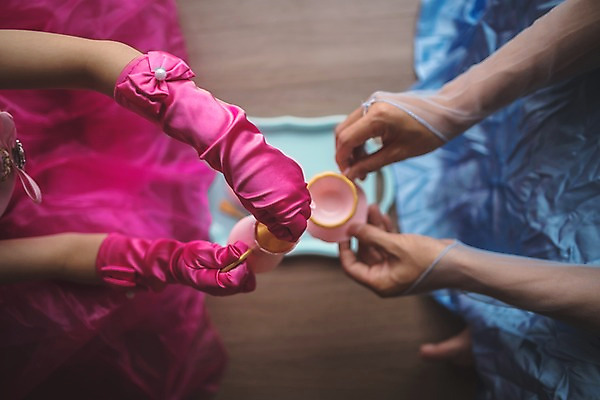 포토 JPG 드레스 여자 남자 딸 어린이 분홍색 40대 중년 장갑 가족 놀이 집안 실내 사람 앉기 상반신 두명 일상 신체부위 파란색 하이앵글 한국인 양손 잡기 가족라이프 아빠 찻잔 흉내 마주앉기 소꿉놀이 인천 공주놀이 차마시기 부녀 국내포토 라이프스타일 손 잡화 옷 뷰포인트 컬러 관계 모션 잔 한국 동양인 성인 내부 라이프 마시기 파일형식